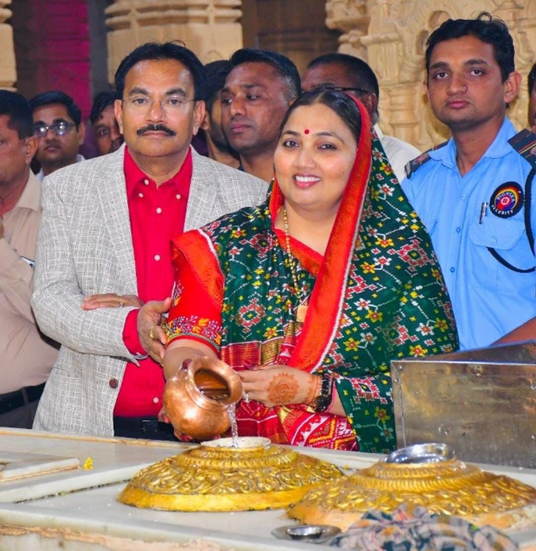 BhanubenMLA's tweet image. રાજનૈતિક અને સામાજિક જીવનમાં હર હંમેશ મારી પડખે રહેનાર, મારા સંઘર્ષના સાથી, મારા જીવનસાથીને જન્મદિવસની ખૂબ ખૂબ શુભકામનાઓ. 

શ્રી સોમનાથ મહાદેવ આપની દરેક મનોકામના પૂર્ણ કરે અને આપને લાંબુ આયુષ્ય અને સુખમય જીવન પ્રદાન કરે તેવી પ્રાર્થના.