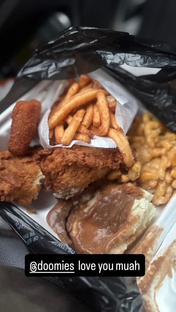 📸 Insta's <a href="/rosirosee/">RosiRose</a> 🙏
We're open 24 hours on weekends, should you need a treat, we're here 🌱
All #vegan always 🖤

#veganfriedchicken #veganla #veganfastfood #vegankfc