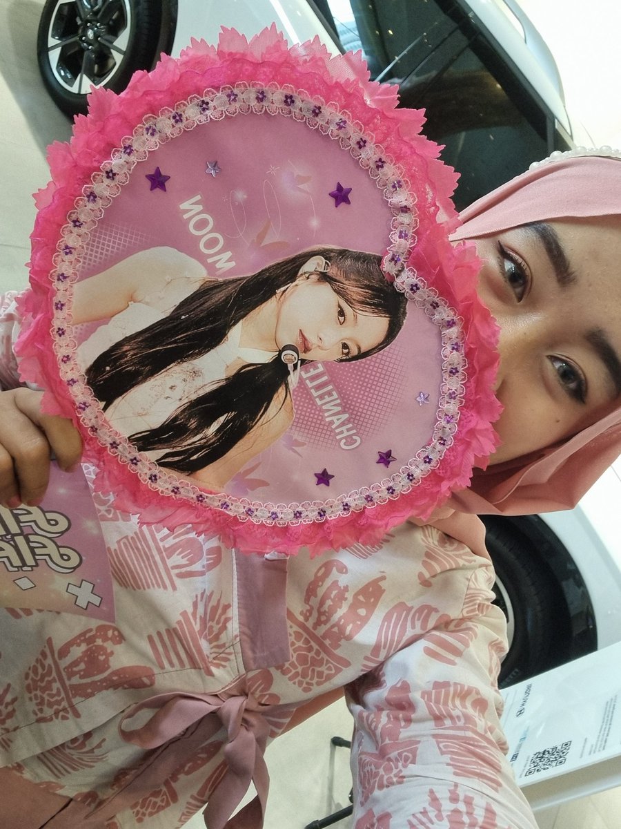 justtndaa's tweet image. CHANELLE NOTICE MY PICKETTTT😭😭😭💗💗💗💗 #FIFTYFIFTY #KOREA_360 #3NERGY