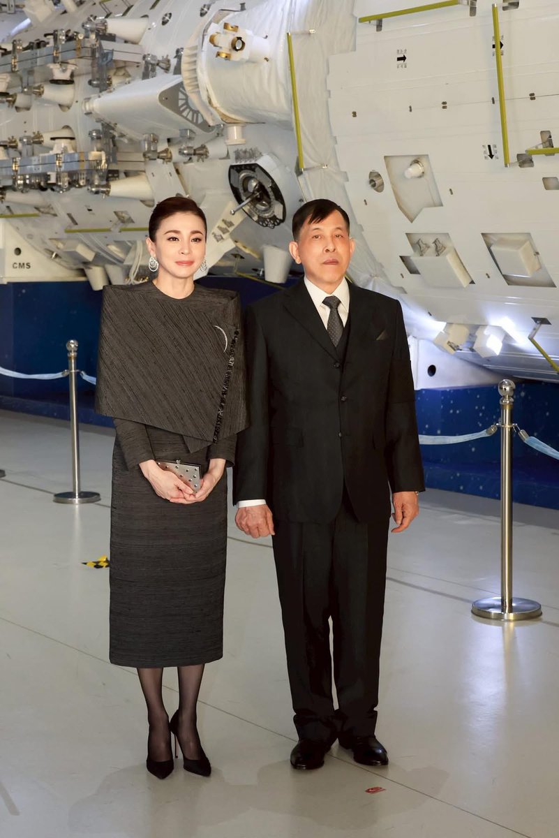 Skyboyz15's tweet image. 🙏🏻 #ในหลวง ทรงพระกรุณาโปรดเกล้าฯ ให้นำศพผู้เสียชีวิตจากเหตุ #น้ําท่วมภาคใต้ ไว้ในพระบรมราชานุเคราะห์
🏥พระราชทานเงิน 100 ล้าน แก่ #โรงพยาบาลหาดใหญ่ เพื่อฟื้นฟูซื้อเครื่องมือทางการแพทย์
❤️พระราทานกำลังใจคณะแพทย์  รพ.หาดใหญ่- #มอหาดใหญ่ และจิตอาสาทุกคน
#ทรงพระเจริญ #น้ําท่วมหาดใหญ่