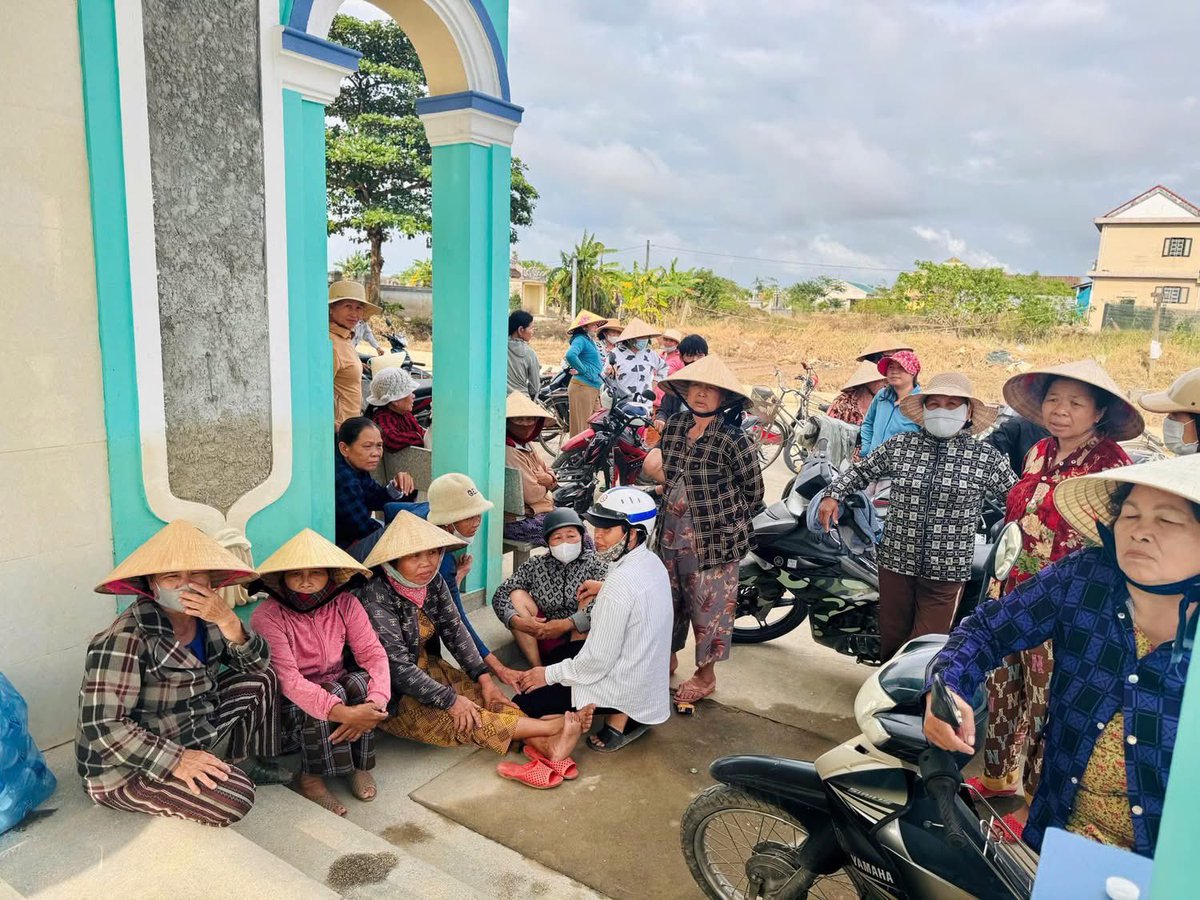 Quankhamsai's tweet photo. Ngày xưa một người đã trải qua nhiều sóng gió cuộc đời. Họ ngộ ra đời là bể khổ. Họ buông bỏ hết để tìm đến với phật đà. Chính vì thế họ giác ngộ rất nhanh và đi đúng với giáo lý nhà phật. Thời này con người chạy theo phật pháp để trói bỏ trách nhiệm làm cha ,me ,làm anh ,chị, em cũng như trách nhiệm làm con. Họ lấy câu do nghiệp phải chịu, phải chấp nhận nghe thì rất đúng và êm tai. Nhưng sâu thẳm trong tận tâm hồn là một sự trốn tránh bồn phận và trách nhiệm. Người kinh doanh lấy triết lý đạo giáo ra để tạo niềm tin. Kẻ bình thường lấy phật giáo 
ra để đưa mình trở thành một con người cao thượng. Ai ai trong mỗi chúng ta đều có một bản ngã rất rất cao. Nên cái to lớn nhất ,cao lớn nhất trong cuộc sống này không phải là núi, không phải là biển, không phải là bầu trời bao la.?Cái to và lớn nhất của cuộc sống này là bản ngã của một con người. Giữa người với người gặp nhau câu đầu tiên là tâm, sự chân thành nhưng trong sâu thẩm tâm hồn thì đang nhìn túi tiền và lợi ích của đối phương ra mà cứ xứ. Đụng đến lợi ích, quyền lợi vật chất đi rồi thấy rõ và liền luôn. Nên cuộc đời của Dũng là thuận mua vừa bán. Trao đổi sòng phẳng, ai nói sống sao cũng được không quan tâm. B��i những kẻ luôn luôn nói cái tâm từ cửa miệng thì sống như phân mắc mưa. Cho nên lưu ý làm gì cho mệt, để thời gian làm nhiều việc có lợi cho gia đình, cho xã hội, cho bản thân cho sinh mệnh. #2025MAMA #heatedrivalry #heatedrivalry #nadiedicenada #TREASURE #tâmlinh #từthiện #vietnam #ỦngHộ #viralシ 
 #nănglượngtíchcực #chiaSẻYêuThương