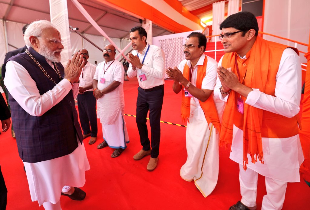 ProfSRK's tweet image. Dream Come True: Privileged to meet the Architect of #ViksitBharat, Hon&apos;ble PM Sri @narendramodi Ji yesterday at Udupi 🙏
@tarunchughbjp @CTRavi_BJP @AmitShah
#ModiInUdupi #ModiAtUdupi #BharataBhagyaVidhata #LakshaKanthaGeetaParayana #BetiBachaoBetiPadhao #NarendraModiJi #ProfSRK
