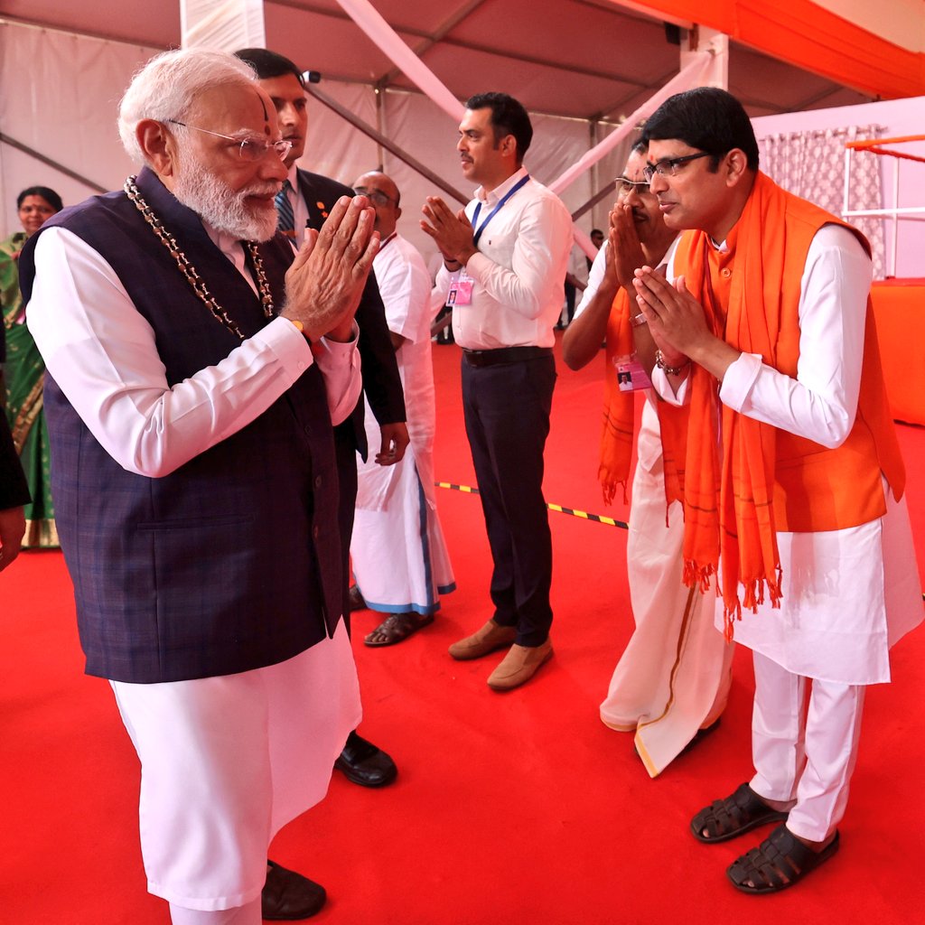 ProfSRK's tweet image. Dream Come True: Privileged to meet the Architect of #ViksitBharat, Hon&apos;ble PM Sri @narendramodi Ji yesterday at Udupi 🙏
@tarunchughbjp @CTRavi_BJP @AmitShah
#ModiInUdupi #ModiAtUdupi #BharataBhagyaVidhata #LakshaKanthaGeetaParayana #BetiBachaoBetiPadhao #NarendraModiJi #ProfSRK