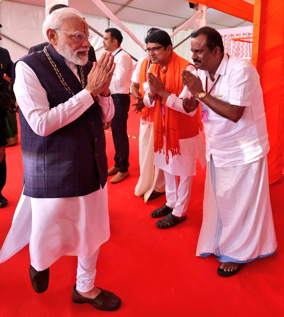 ProfSRK's tweet image. Dream Come True: Privileged to meet the Architect of #ViksitBharat, Hon&apos;ble PM Sri @narendramodi Ji yesterday at Udupi 🙏
@tarunchughbjp @CTRavi_BJP @AmitShah
#ModiInUdupi #ModiAtUdupi #BharataBhagyaVidhata #LakshaKanthaGeetaParayana #BetiBachaoBetiPadhao #NarendraModiJi #ProfSRK