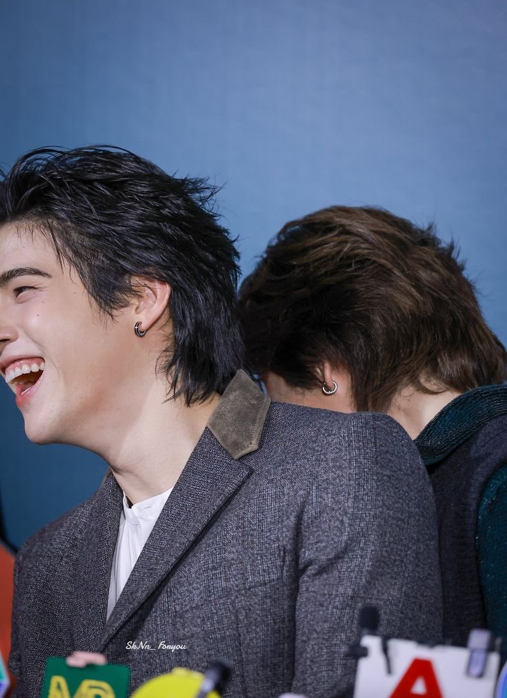 cutter_sky's tweet image. 12 ท่าถ่ายรูปคู่… (2/3)
#เกร็ดน่ารู้คู่บ้านฟ้า #skywongravee

5. เขินอยู่อย่างนั้น

6. ลูบหัวแบบชิน-เซนต์

7. มองตาก็เข้าใจ

8. ชนหมัดครับโบร๋