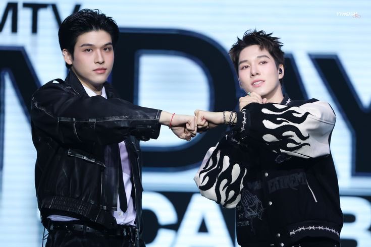 cutter_sky's tweet image. 12 ท่าถ่ายรูปคู่… (2/3)
#เกร็ดน่ารู้คู่บ้านฟ้า #skywongravee

5. เขินอยู่อย่างนั้น

6. ลูบหัวแบบชิน-เซนต์

7. มองตาก็เข้าใจ

8. ชนหมัดครับโบร๋