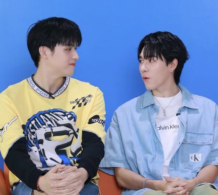 cutter_sky's tweet image. 12 ท่าถ่ายรูปคู่… (2/3)
#เกร็ดน่ารู้คู่บ้านฟ้า #skywongravee

5. เขินอยู่อย่างนั้น

6. ลูบหัวแบบชิน-เซนต์

7. มองตาก็เข้าใจ

8. ชนหมัดครับโบร๋