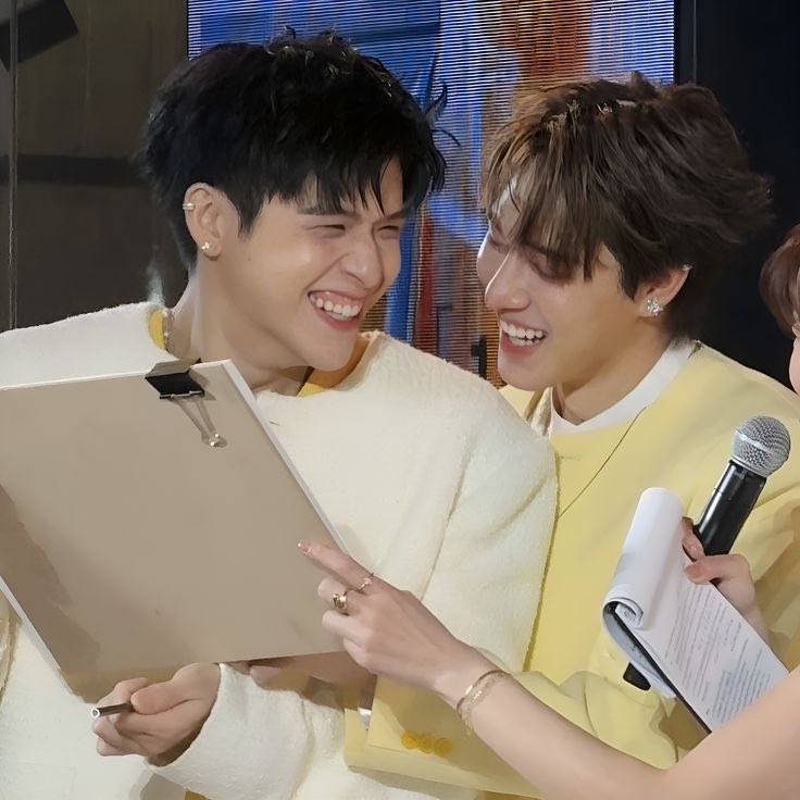 cutter_sky's tweet image. 12 ท่าถ่ายรูปคู่… (1/3)
#เกร็ดน่ารู้คู่บ้านฟ้า #skywongravee

1. เซลฟี่แบบแบด ๆ ผ่านกระจก

2. โพสท่าคู่ฟีลฝาแฝดสไมล์-นีออนน่า

3. Hugตั๋วเน่อ ตัวไร ตัวนี้

4. หัวเราะคิกคัก เพื่อนรัก รักเพื่อน