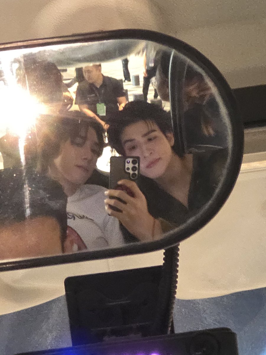 cutter_sky's tweet image. 12 ท่าถ่ายรูปคู่… (1/3)
#เกร็ดน่ารู้คู่บ้านฟ้า #skywongravee

1. เซลฟี่แบบแบด ๆ ผ่านกระจก

2. โพสท่าคู่ฟีลฝาแฝดสไมล์-นีออนน่า

3. Hugตั๋วเน่อ ตัวไร ตัวนี้

4. หัวเราะคิกคัก เพื่อนรัก รักเพื่อน