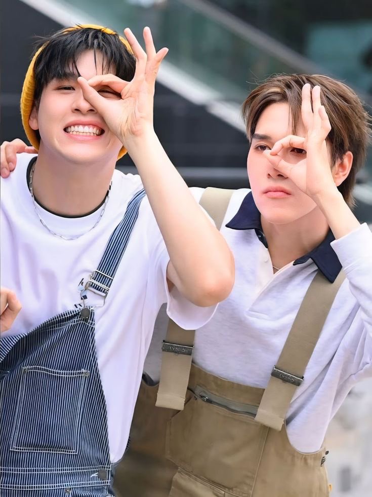 cutter_sky's tweet image. 12 ท่าถ่ายรูปคู่… (1/3)
#เกร็ดน่ารู้คู่บ้านฟ้า #skywongravee

1. เซลฟี่แบบแบด ๆ ผ่านกระจก

2. โพสท่าคู่ฟีลฝาแฝดสไมล์-นีออนน่า

3. Hugตั๋วเน่อ ตัวไร ตัวนี้

4. หัวเราะคิกคัก เพื่อนรัก รักเพื่อน