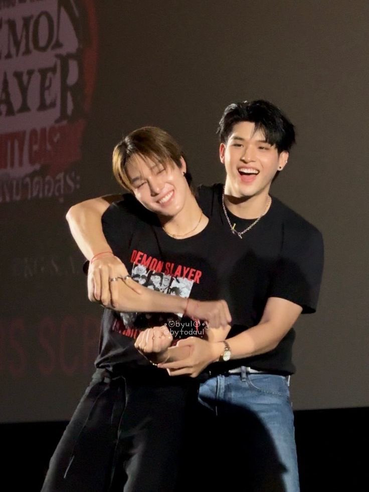 cutter_sky's tweet image. 12 ท่าถ่ายรูปคู่… (1/3)
#เกร็ดน่ารู้คู่บ้านฟ้า #skywongravee

1. เซลฟี่แบบแบด ๆ ผ่านกระจก

2. โพสท่าคู่ฟีลฝาแฝดสไมล์-นีออนน่า

3. Hugตั๋วเน่อ ตัวไร ตัวนี้

4. หัวเราะคิกคัก เพื่อนรัก รักเพื่อน