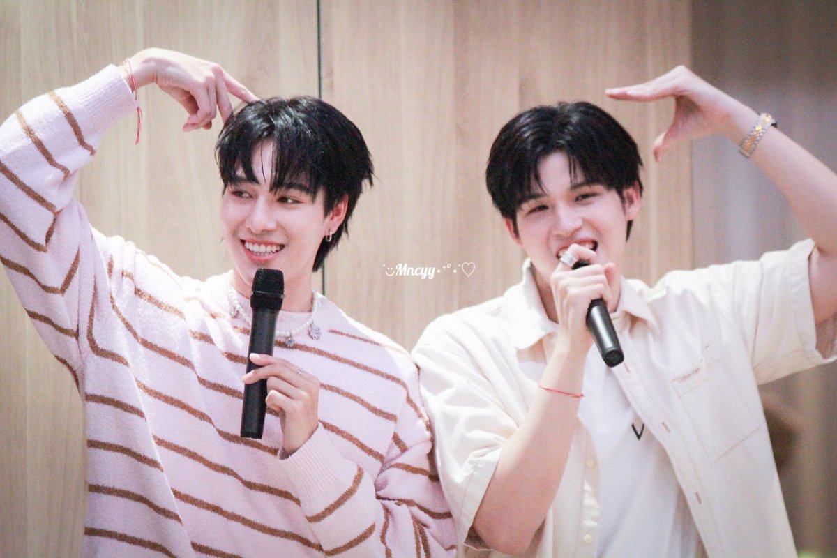 cutter_sky's tweet image. 12 ท่าถ่ายรูปคู่… (3/3)
#เกร็ดน่ารู้คู่บ้านฟ้า #skywongravee

9. ครับน้อง…

10. หัวใจแบบมิตรภาพ

11. หูหมา หูแมว

12. แกล้งจุ๊บให้รู้ว่ารัก