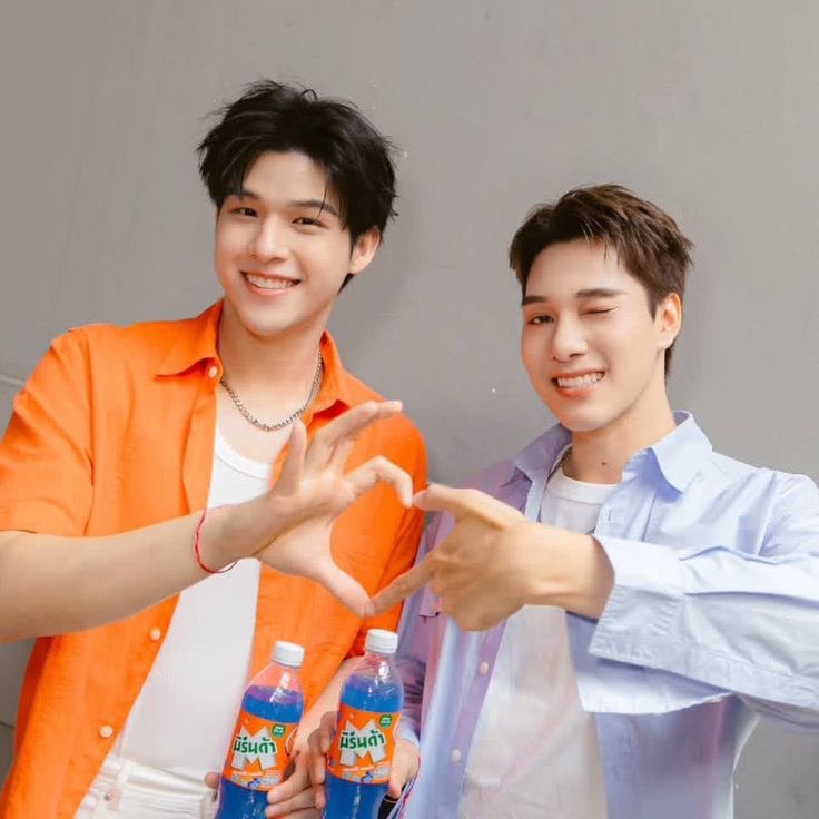 cutter_sky's tweet image. 12 ท่าถ่ายรูปคู่… (3/3)
#เกร็ดน่ารู้คู่บ้านฟ้า #skywongravee

9. ครับน้อง…

10. หัวใจแบบมิตรภาพ

11. หูหมา หูแมว

12. แกล้งจุ๊บให้รู้ว่ารัก