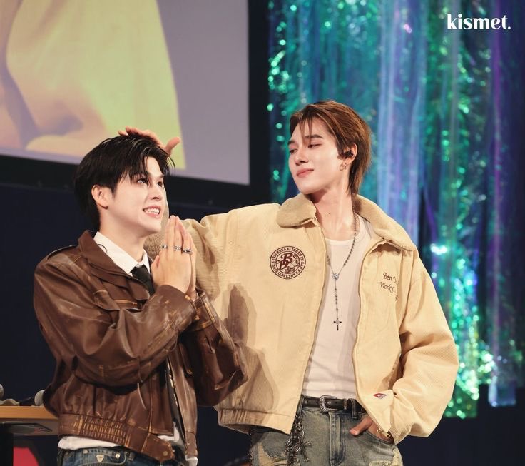 cutter_sky's tweet image. 12 ท่าถ่ายรูปคู่… (3/3)
#เกร็ดน่ารู้คู่บ้านฟ้า #skywongravee

9. ครับน้อง…

10. หัวใจแบบมิตรภาพ

11. หูหมา หูแมว

12. แกล้งจุ๊บให้รู้ว่ารัก