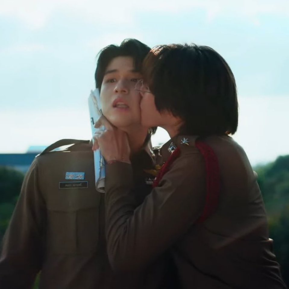 cutter_sky's tweet image. 12 ท่าถ่ายรูปคู่… (3/3)
#เกร็ดน่ารู้คู่บ้านฟ้า #skywongravee

9. ครับน้อง…

10. หัวใจแบบมิตรภาพ

11. หูหมา หูแมว

12. แกล้งจุ๊บให้รู้ว่ารัก