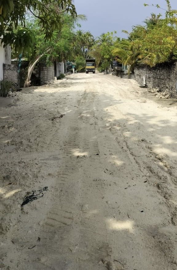kalhusoru_'s tweet photo. ބ.ހިތާދޫގެ މަގުތައް އެއްވަރުކޮއް ހެދުމުގެ އަމަލީމަސައްކަތް ފެށިގެން ކުރިއައް. 
ސާބަސް ދާއިރާގެ މެންބަރ @MohdSiruhaan 
ޝުކުރިއްޔާ ރައީސް  @MMuizzu https://t.co/ES90p0V0Th