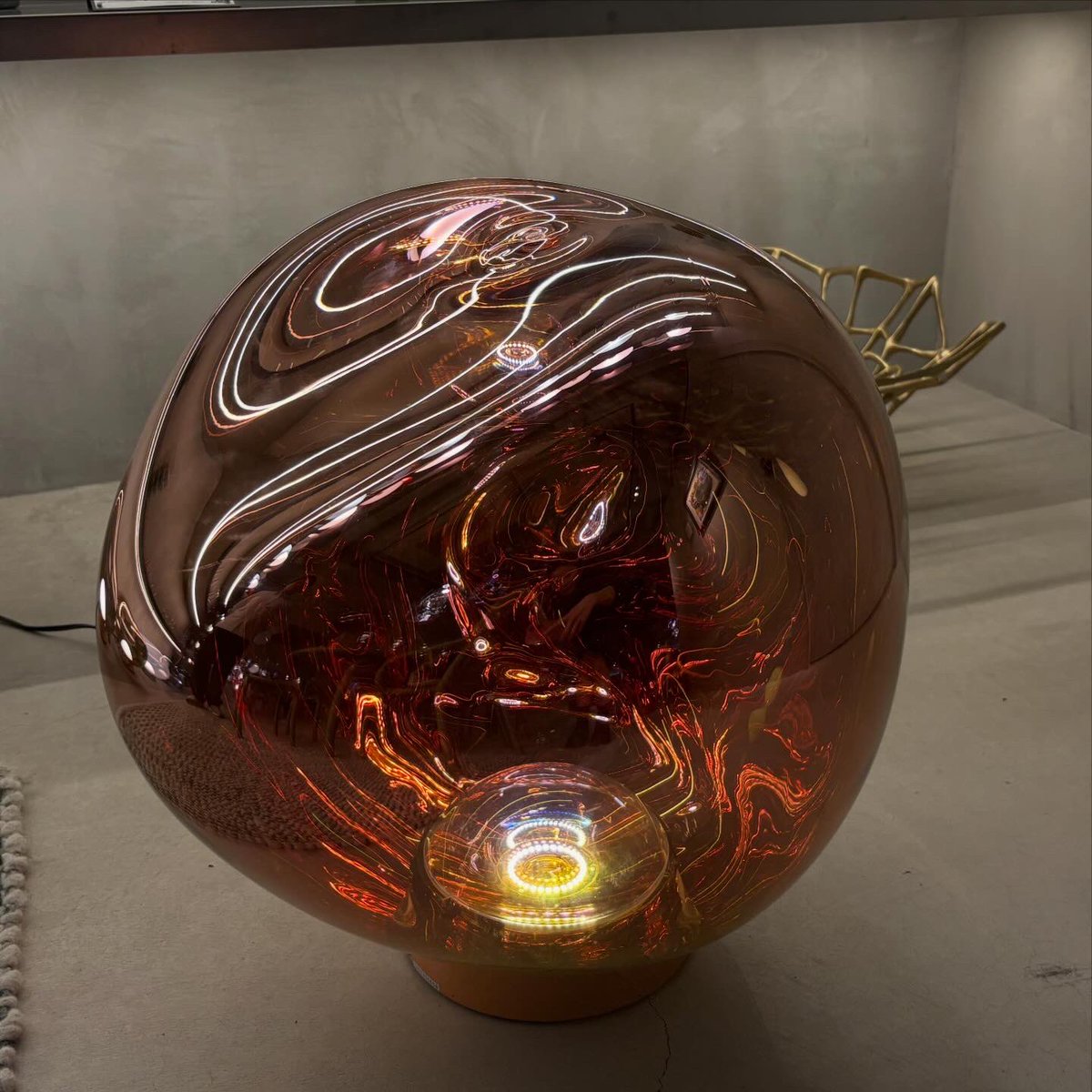 isk_home's tweet image. Tom Dixon にまた行ってきました。気になっていた「DICHROIC DIFFUSER」を実物チェック。七色の光がふわっと広がる革新的なアイテムで、MELT50 のみ対応とのこと。
1枚目：通常LED
2枚目：ダイクロイック装着
同じ製品でも印象が全然違って面白い💗