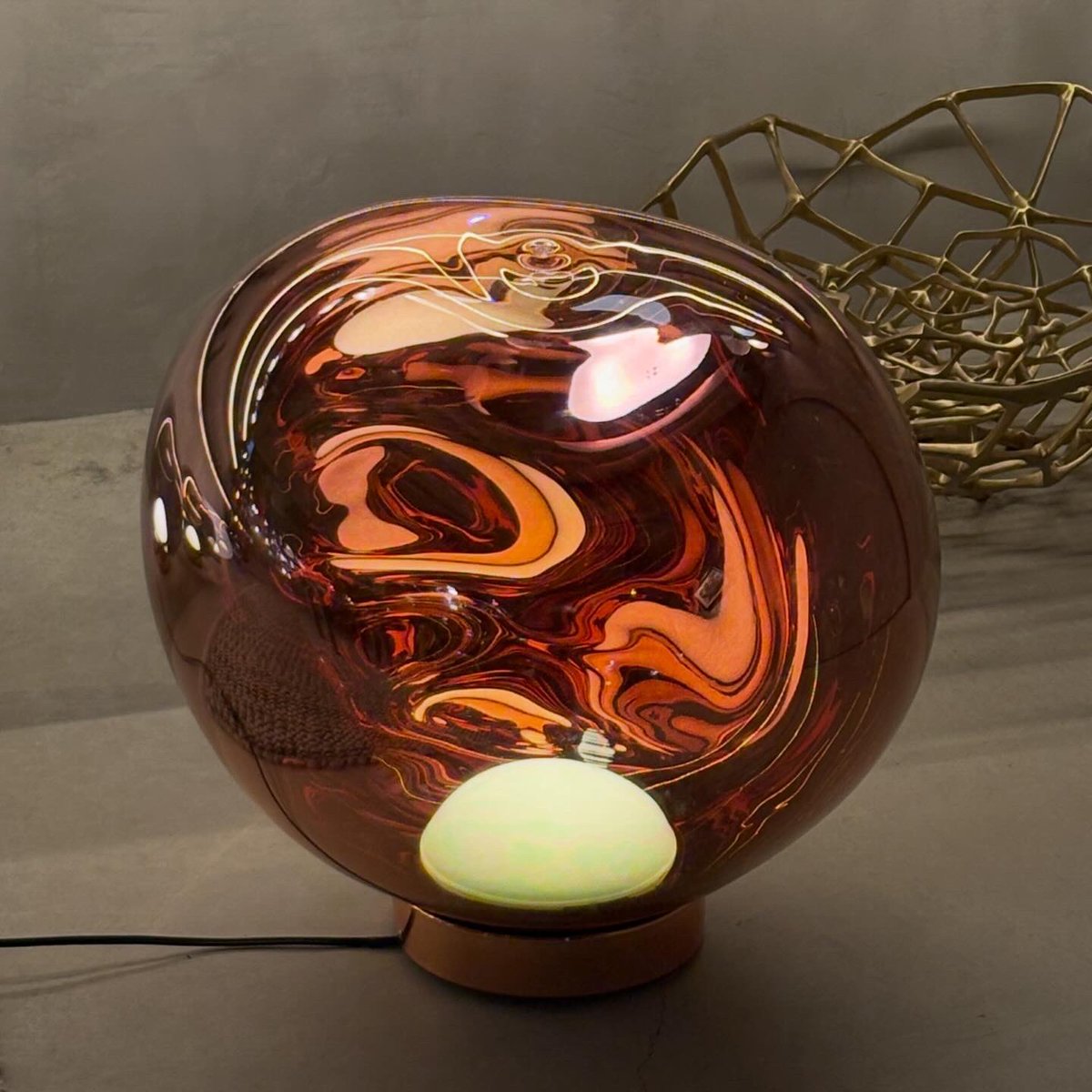 isk_home's tweet image. Tom Dixon にまた行ってきました。気になっていた「DICHROIC DIFFUSER」を実物チェック。七色の光がふわっと広がる革新的なアイテムで、MELT50 のみ対応とのこと。
1枚目：通常LED
2枚目：ダイクロイック装着
同じ製品でも印象が全然違って面白い💗