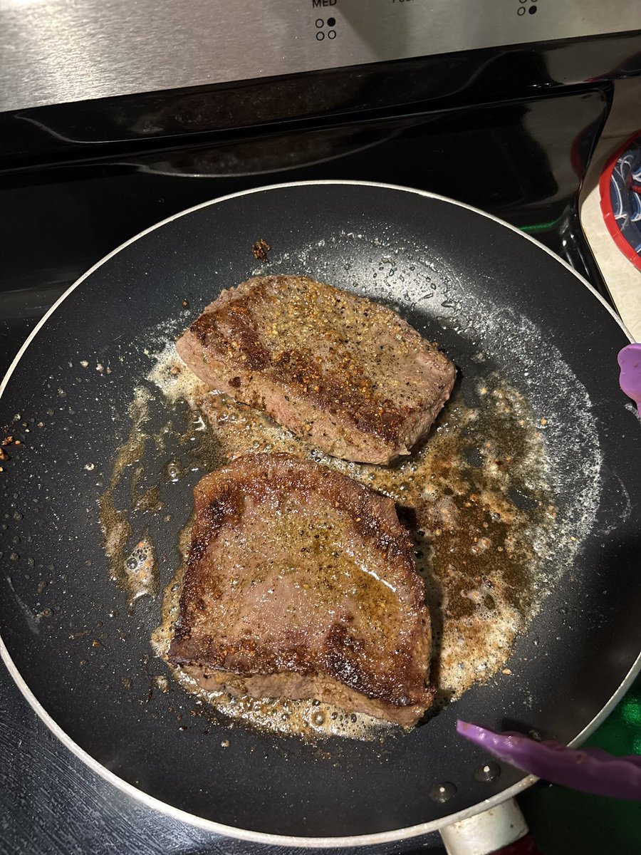 brainlessrtard's tweet image. mmmm that crust tho