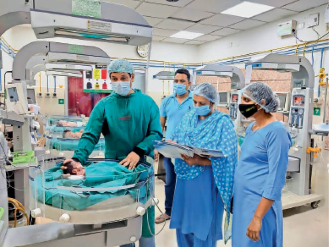 Khurpench_'s tweet image. यह मुद्दा जितना चौंकाने वाला है , उतना ही खतरनाक भी और इसका सीधा असर लाखों माताओं और नवजात बच्चों की ज़िंदगी पर पड़ रहा है।

डिफेंस हॉस्पिटल vs सिविल हॉस्पिटल — फर्क सिर्फ़ सिस्टम का है , क्षमता का नहीं।
ARMY, NAVY, AIRFORCE में पैदा होने वाले लगभग 90% बच्चे नॉर्मल डिलीवरी से…