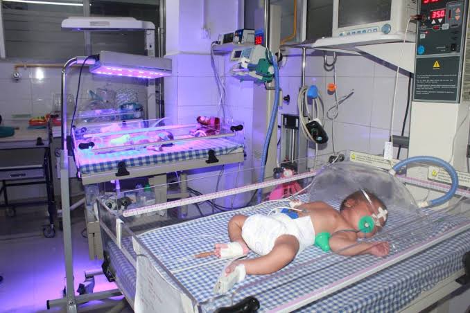 Khurpench_'s tweet image. यह मुद्दा जितना चौंकाने वाला है , उतना ही खतरनाक भी और इसका सीधा असर लाखों माताओं और नवजात बच्चों की ज़िंदगी पर पड़ रहा है।

डिफेंस हॉस्पिटल vs सिविल हॉस्पिटल — फर्क सिर्फ़ सिस्टम का है , क्षमता का नहीं।
ARMY, NAVY, AIRFORCE में पैदा होने वाले लगभग 90% बच्चे नॉर्मल डिलीवरी से…