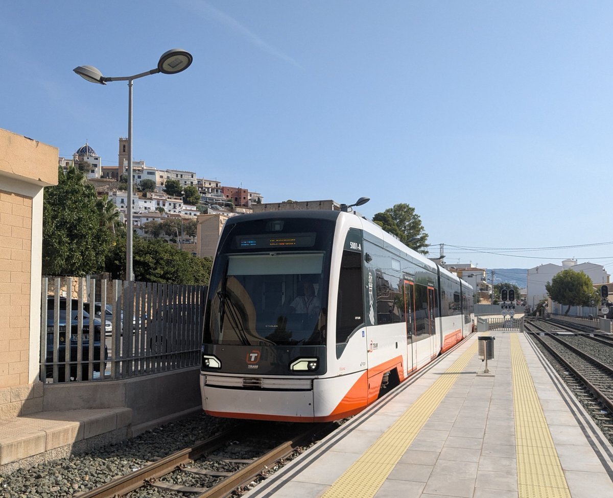 Unoscuantostre1's tweet image. Tren serie 5000 del @TramdeAlicante  llegando a la estación de Altea. #tre n #ferrocarril #TRAM #Altea