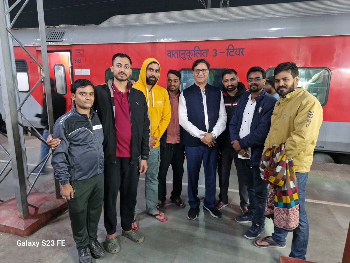 बिहार की चमक अगले एक दशक में भारत और विश्व को चमत्कृत करेगी। मिथिला क्षेत्र के प्रवास में मुझे तो यही अनुभूति हुई है।
युगीन भारत पुनर्जागरण पर्व मनाने लगा है। मातृभूमि की मिट्टी आनन्द मगन है, क्योंकि देश और प्रदेश की बागडोर सुरक्षित हाथों में है।
युवकों में अपार संभावनाएं दिख रही