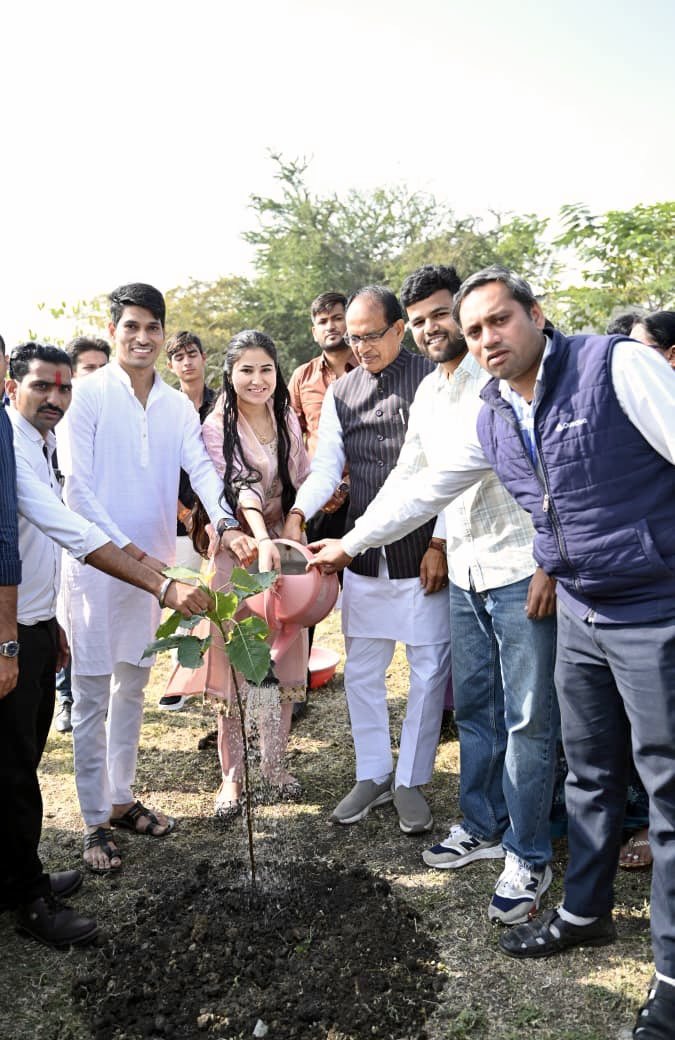 प्रतिदिन पौधरोपण के संकल्प के क्रम में आज भोपाल स्थित स्मार्ट सिटी पार्क में गणमान्य नागरिकों के साथ पौधा लगाया। आप भी विभिन्न अवसरों पर पौधरोपण कर प्रकृति और पर्यावरण संरक्षण में योगदान दीजिए। 

पौधरोपण अभियान से जुड़ने के लिए लिंक पर क्लिक कर अपना नाम रजिस्टर करें