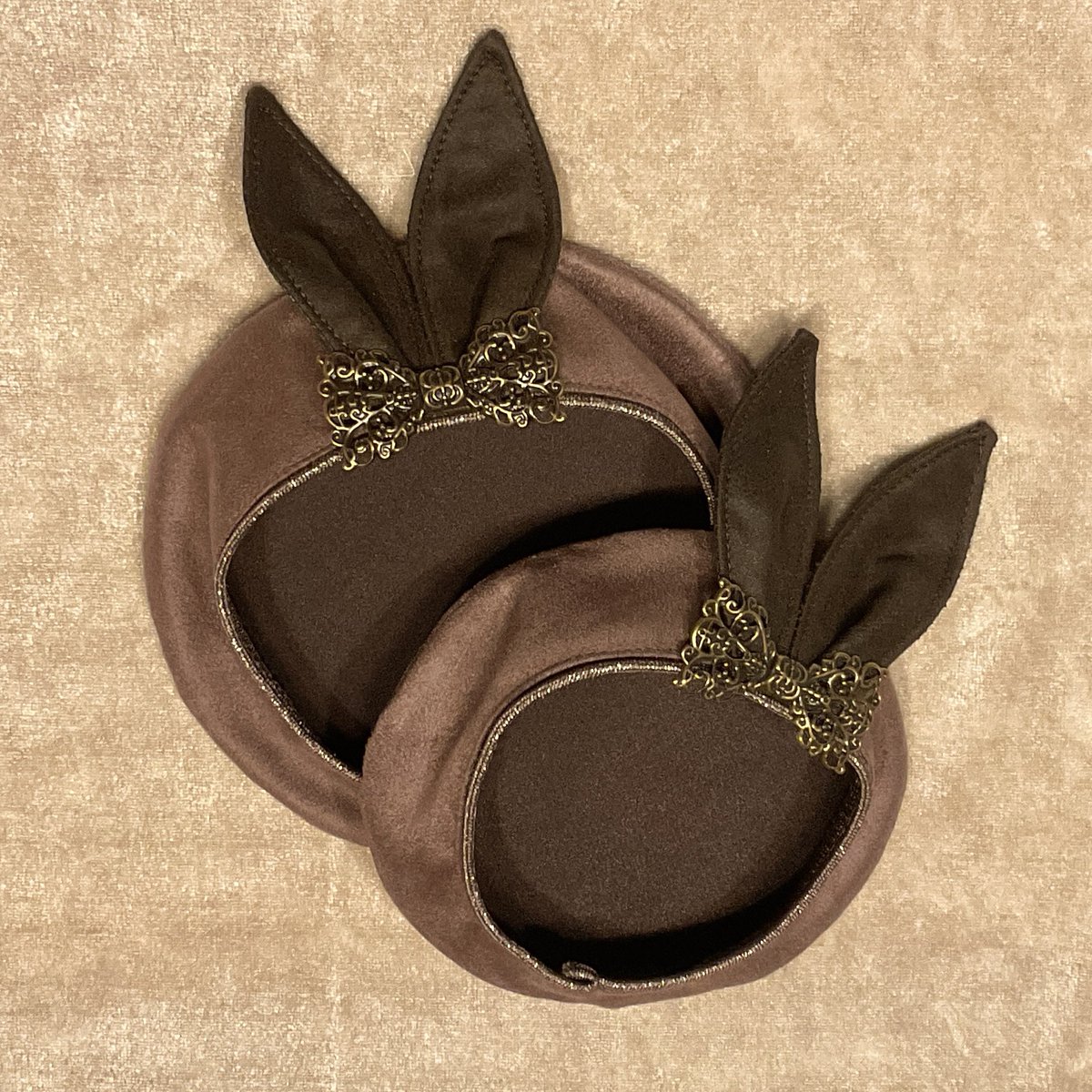 【新作】スカート
オールドローズ色の膝下丈です
サイズはSD.SD13 DD MDD MSD
裾はストライプとブラウン無地からお選び下さい

【新作】ショートケープ
襟リボンは2デザイン
取り外して使用することもできます

【新作】うさみみベレー帽
みみの素材をスカートと同素材にしました

＃ドルパ_ディーラー