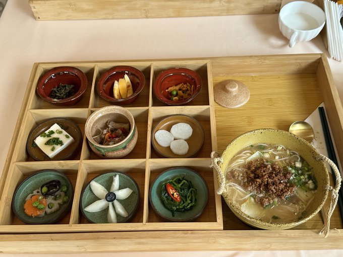 RusticBaby_'s tweet image. どの小皿もひと工夫があり、メインの熱いスープと柔らかい麺の組み合わせは、温かくて美味しいです。 細やかな配慮が感じられるこの一皿は、幸せで満たされた気分にさせてくれます！✨