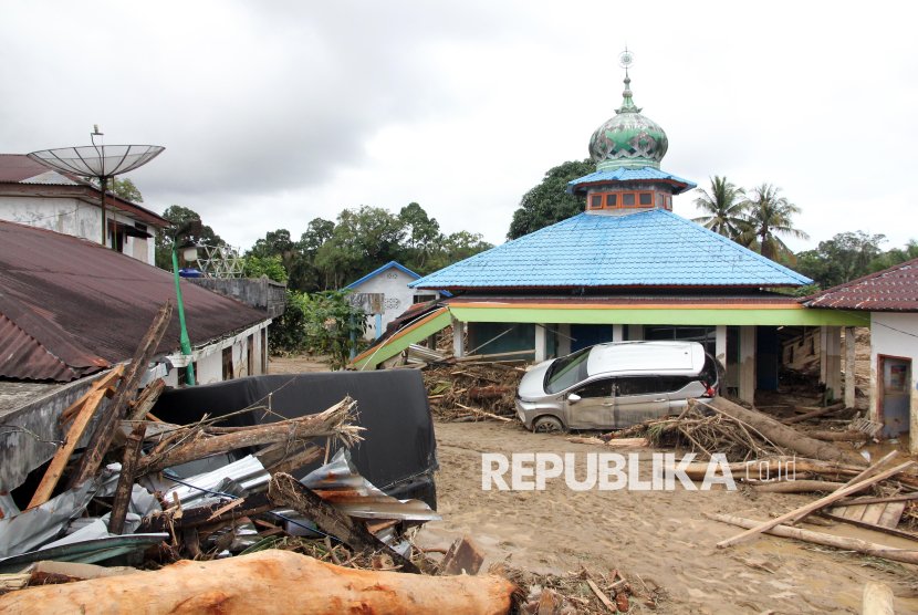 rockologistwit's tweet image. Ironi Terbesar Akhir Tahun di Indonesia

Yang paling menyakitkan dari akhir tahun ini adalah ironi yang terlalu pahit untuk ditelan. Penghujung tahun seharusnya jadi masa orang bersukacita: liburan panjang, kumpul keluarga, tahun baru, hari raya.

Tapi...

(A THREAD)
