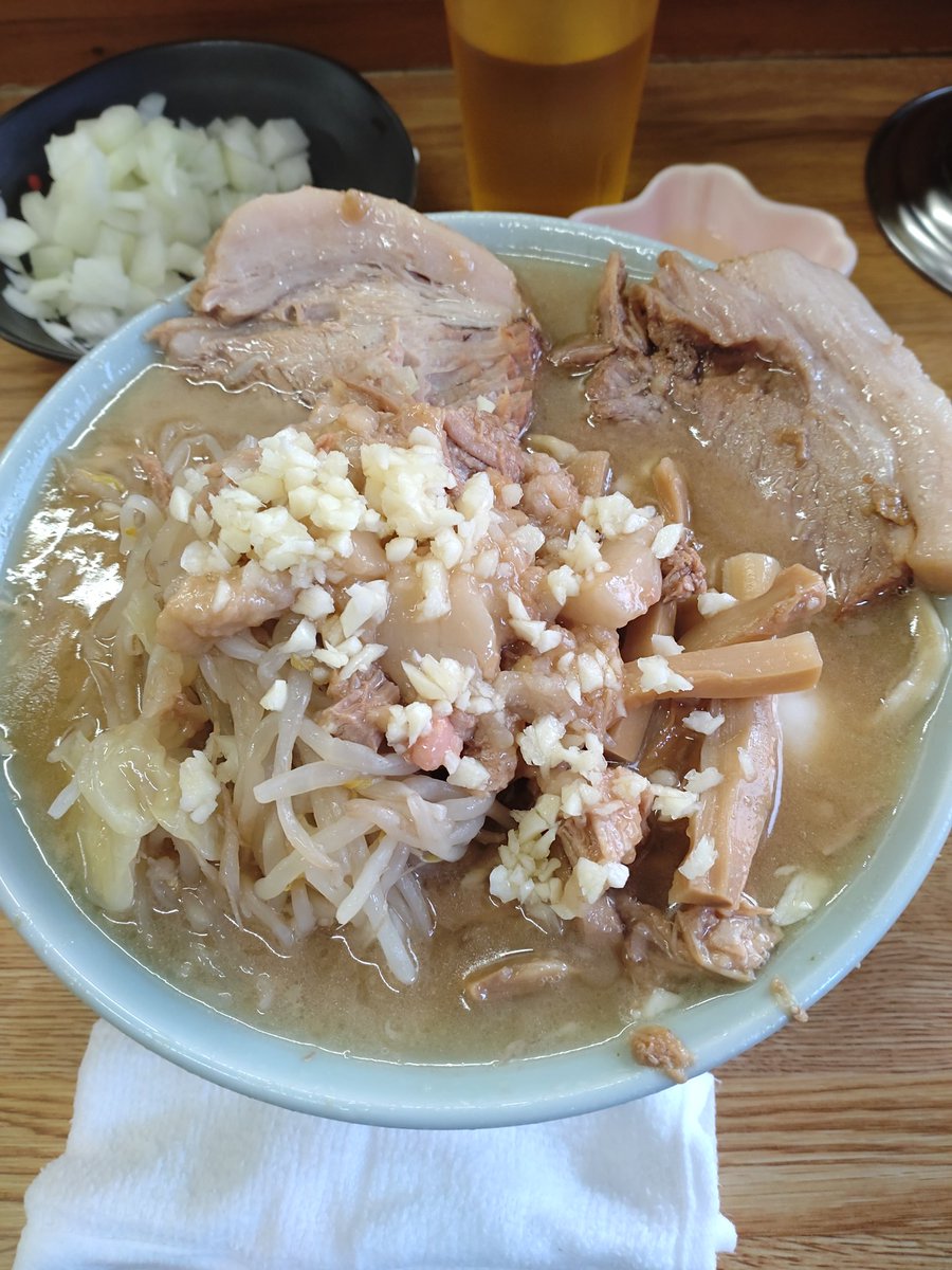 ラーメンそら

ラーメン(麺少なめメンマ)+たまねぎ+魚粉
ﾆﾝﾆｸｽｺｼ

早帰り成功😆🙌
今週は体調も崩し疲れきったので英気を養いに🍜🚀
偶然Y氏に遭遇お隣りで😊
やっぱりうまいなぁ〜💕
たまには魚粉もイイ👍
ご馳走様でした🙏
