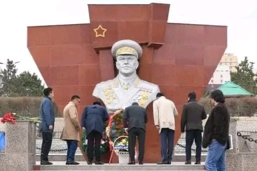Ерөнхийлөгч байсан хүн гэхэд Чингис хааныхаа хөшөөнөөс илүү харь улсын цуст яргачин Жуковийн хөшөөнд мөргөдөг адгийн новш доо ганцхан энэ зураг л түүнийг урвагч гэдгийг нь хангалттай батлана