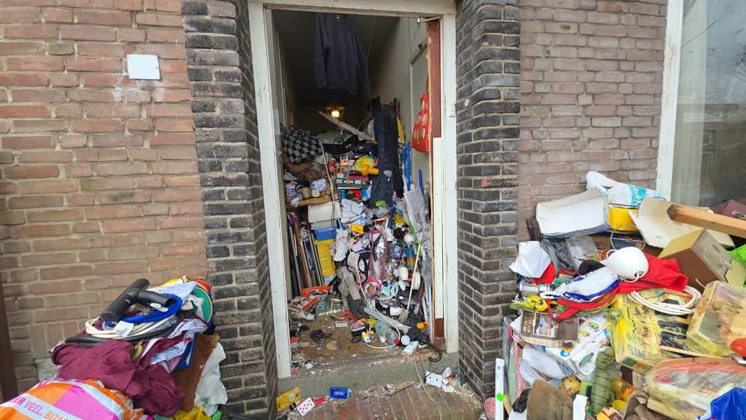 Man uit sterk vervuild huis gehaald in Dordrecht