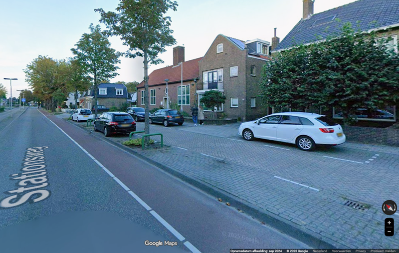 Auto gekanteld na botsing met boom