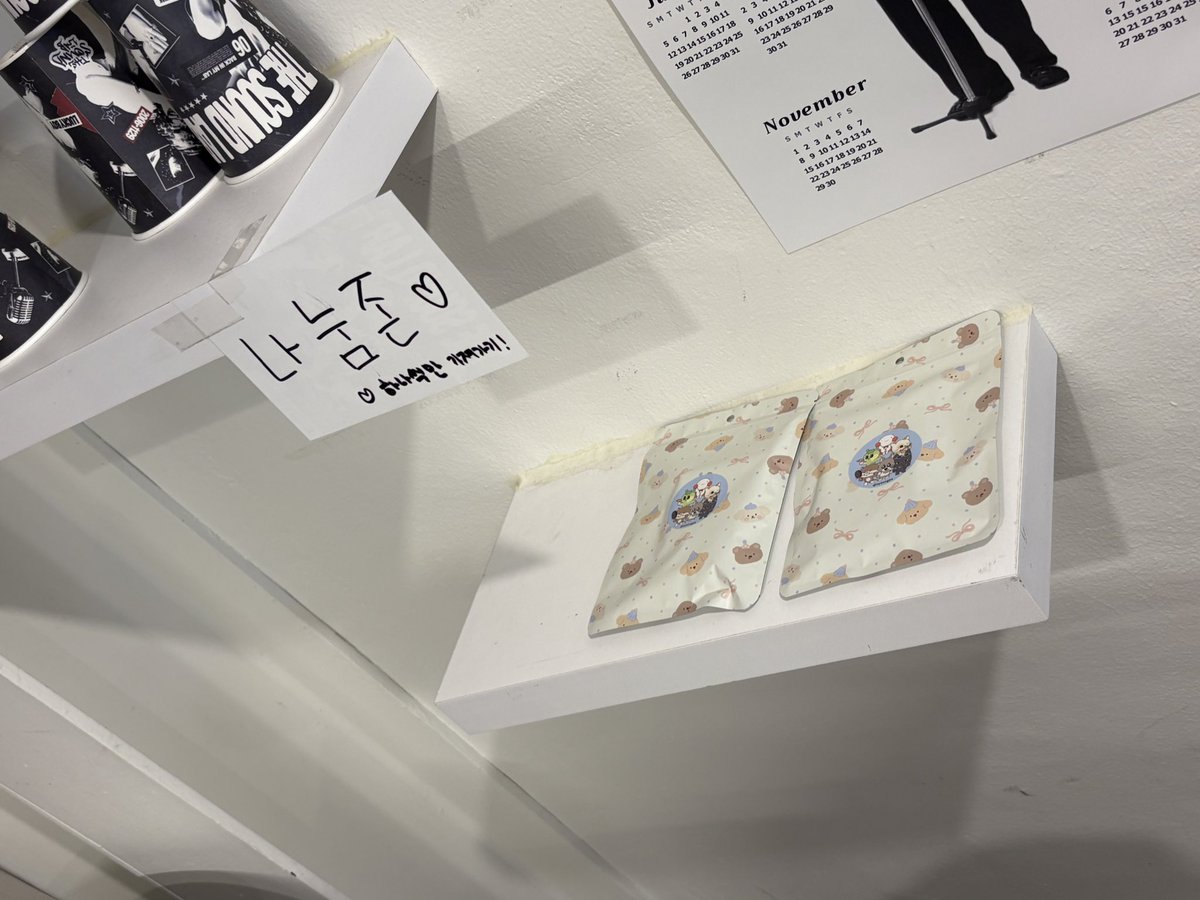 wxxn_s2's tweet photo. 두군데 나눔존에 두고 왔습니당 💕
📍공이도시
#The_Sound_Lab
#운학이의_작업실_탐방
📍홍대다이버시티
#낭만뽀이의_사우낙
#김운학은_한겨울에도_불타오릅니다 https://t.co/ejyDgYhEsj