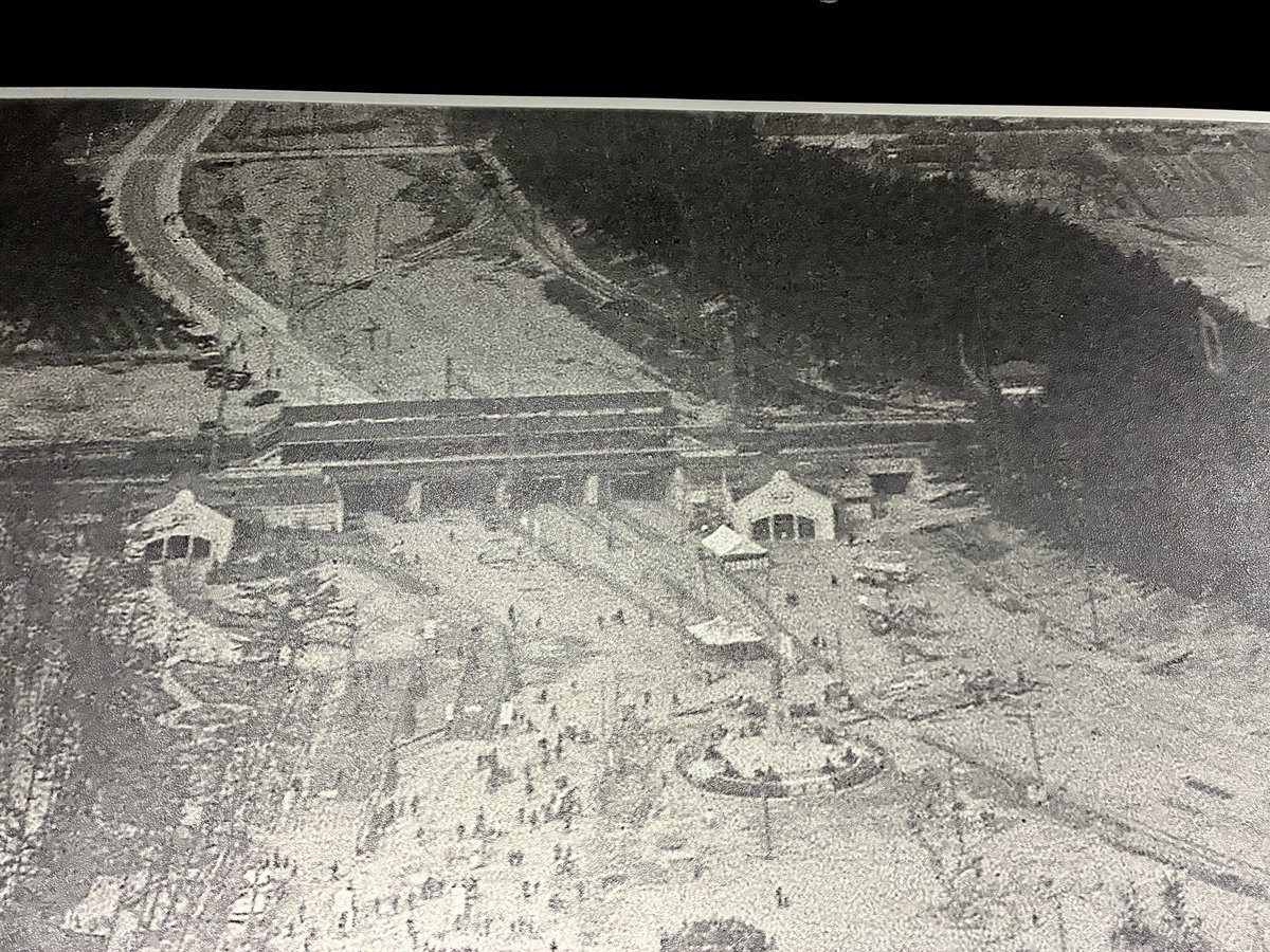 甲子園記念館に展示されている球場の完成直後の阪神甲子園駅の空撮写真。宅地開発のために敷かれた工事用軌道なのか向かって右の河畔林に沿って甲子園線と阪神本線を繋ぐ渡り線のようなものが見える。大正15年頃か。