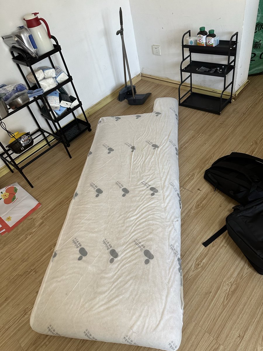 CulAbby's tweet image. 把房东的沙发拆了，已经提桶跑路了，什么zama最后剩一天了@zama ，老娘再也不听你pua 了，你特么想给就给，#ZamaCreatorProgram 不给拉倒，这几天看到摆摊，卖猪肉牛肉都进来卷zama of nft  全网第四季也只有1000张，一万多人去卷，我他妈😂还卷的过吗，最后一天爱咋咋滴了