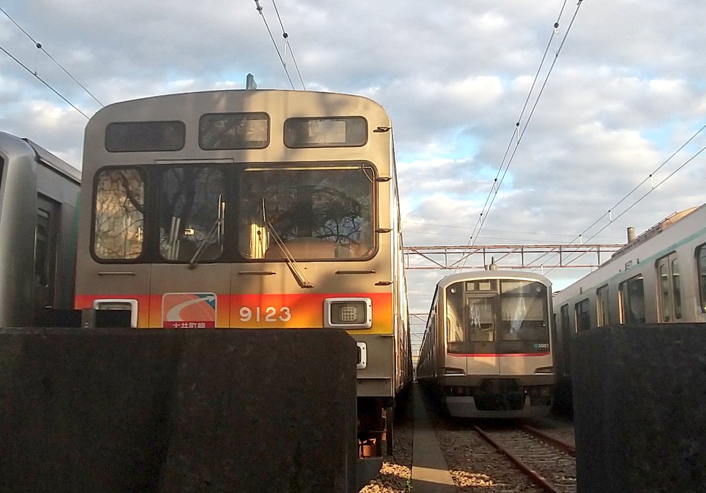 2025.11.29 長津田検車区 5101F 9両が少し前に移動してました 編成は見