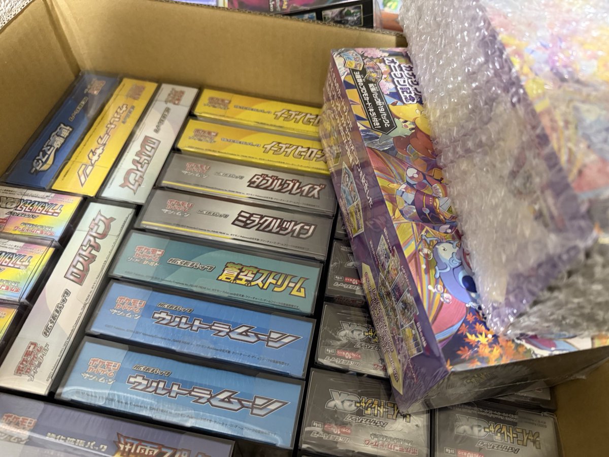 waruiblackii's tweet image. 12月毎日プレゼント企画🎁
特に毎日出すものが決まっておらず。。笑
いよいよ12月に入るということで。
急いで押入れへ…🏃‍➡️！！笑
なにかないかなぁ…と…
すると目の前にちらほら香ばしいものが…！！

アタッシュケースも久しぶりに開きました…