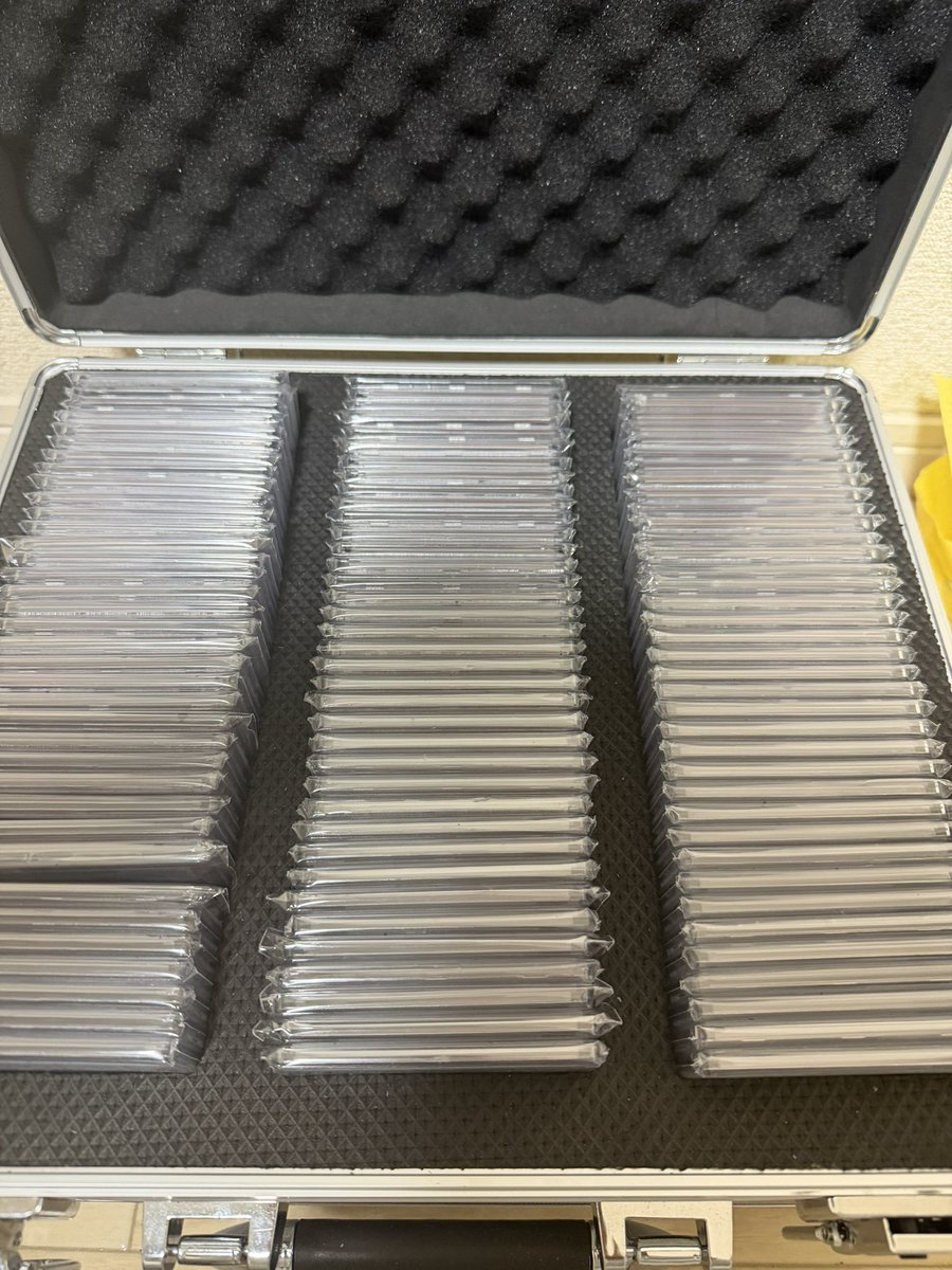 waruiblackii's tweet image. 12月毎日プレゼント企画🎁
特に毎日出すものが決まっておらず。。笑
いよいよ12月に入るということで。
急いで押入れへ…🏃‍➡️！！笑
なにかないかなぁ…と…
すると目の前にちらほら香ばしいものが…！！

アタッシュケースも久しぶりに開きました…