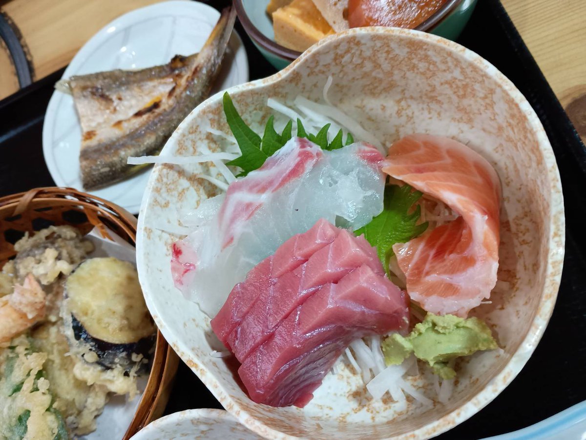 今日のお昼は内緒にしておきたいお店へ😘
シルバーご夫婦がきりもりされています

定食は1100円（税込）🤩🥳

グーグル口コミ評価4.4

美味しゅうございました😋

ご馳走様です☺️🙏