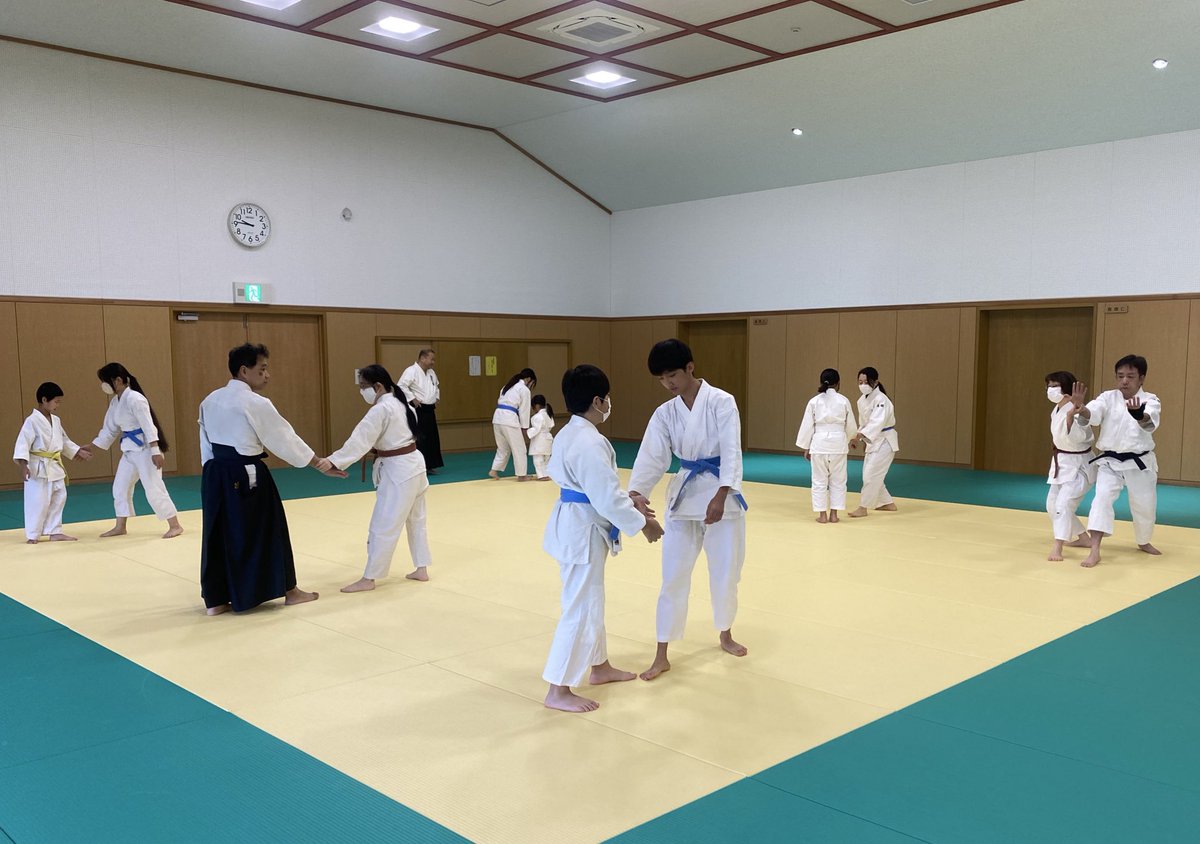 sayamashiaikido's tweet photo. 本日の稽古は狭山市立武道館にて。
明日の昇級審査を控え、皆さん一段と気合いが入っていましたね。
これまで積み重ねてきた稽古を信じて、堂々と臨んで下さい！
#狭山市合気道教室 #昇級審査 #合気道 #狭山市立武道館 https://t.co/QEzrTmrfq0