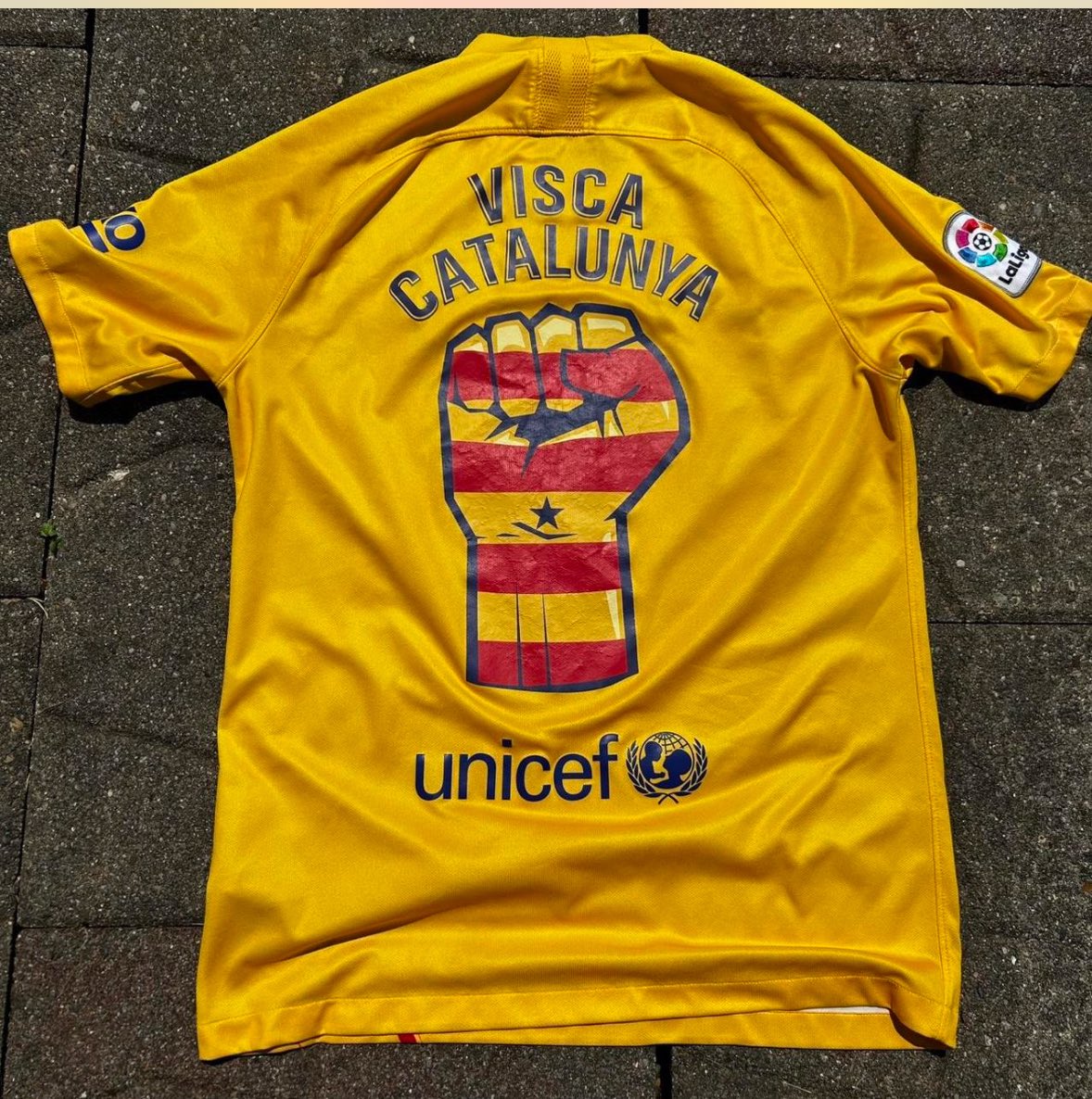Ramirez29Jmz's tweet photo. @xavisetas tienes alguna idea si esta camiseta es alguna edicion especial o algo por el estilo? https://t.co/KdPerTAwpQ