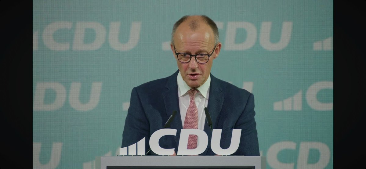 MariamLau1's tweet image. In Magdeburg sagt Friedrich Merz einen Satz, von dem er offenbar nicht weiß, wie er im Osten ankommt. Er hat ihn auch im Wahlkampf schon oft gesagt: „Ich hatte das große Glück, im Westen geboren zu sein.“ kein böser Wille. Aber die Gesichter im Publikum sprechen Bände. #LPT