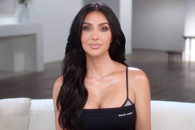 75secondes's tweet photo. Kim Kardashian découvre qu’elle souffre d’une « faible activité cérébrale » au niveau du lobe frontal à la suite d’un examen d’imagerie. Sa réaction : 

« C’est tout simplement impossible… Je refuse d’accepter. Il faut que je trouve une solution pour régler ce problème, parce que j’ai des trucs à faire cet été. »