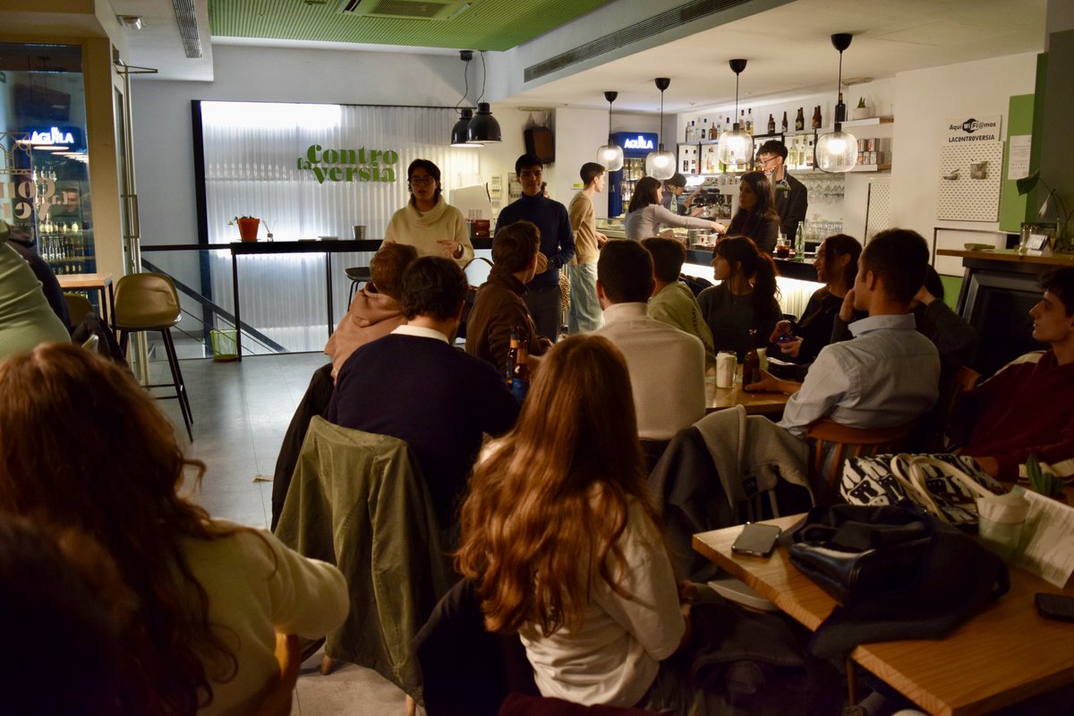 ¡Gracias a <a href="/Anamasanro/">Ana López de S.Román</a> por abrir nuestro café-tertulia con una reflexión sobre la dignidad humana. También a la  Sociedad de Debate de la UVa por la colaboración y a  La  Controversia por acogernos. Y gracias a todas las personas que asististeis y participasteis!