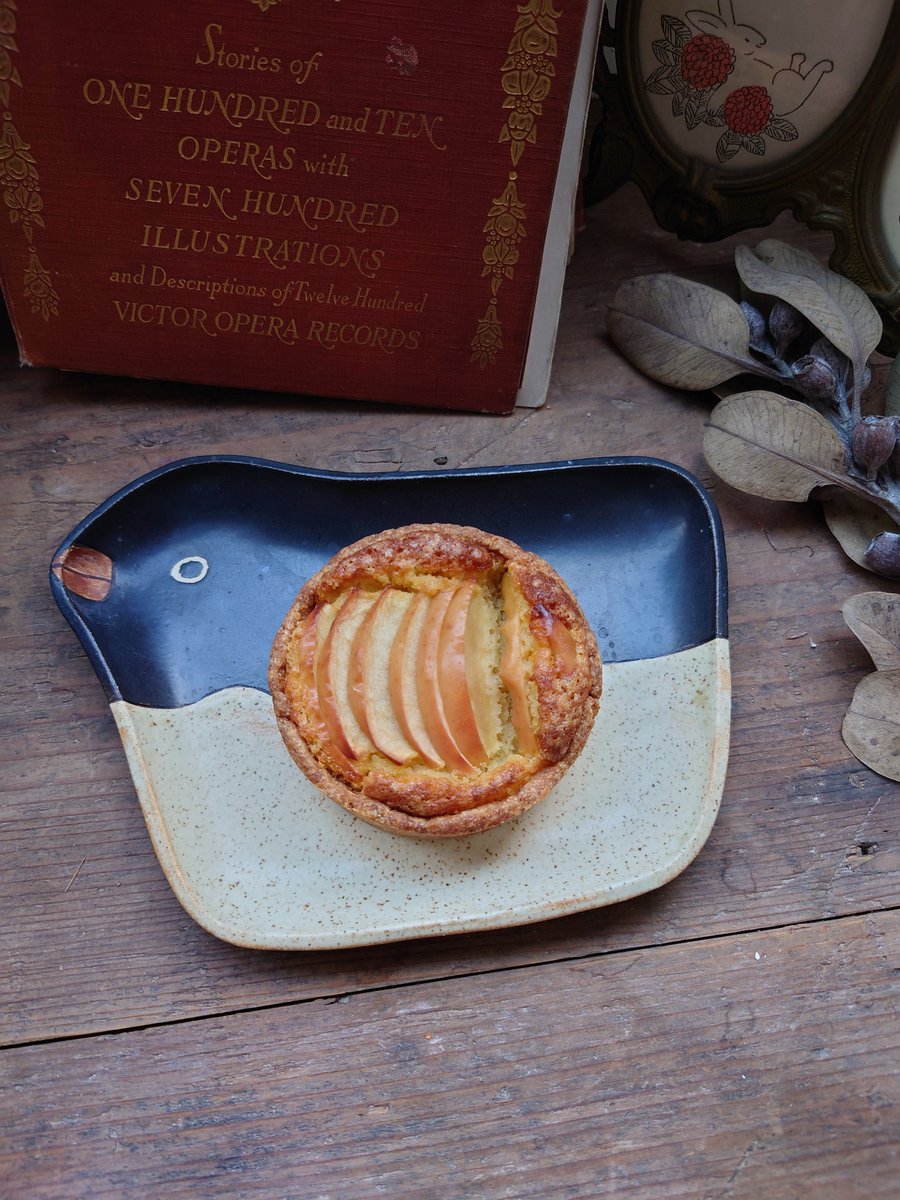 potter_y's tweet image. 今日のおやつはうぐいすと穀雨さんの林檎のタルト。

久しぶりに登場のペンギンのトボガン皿。いつの間にか復活してcreemaのオンラインストアで販売中です。

#ペンギン
#アデリーペンギン
#penguins 
#adeliepenguin