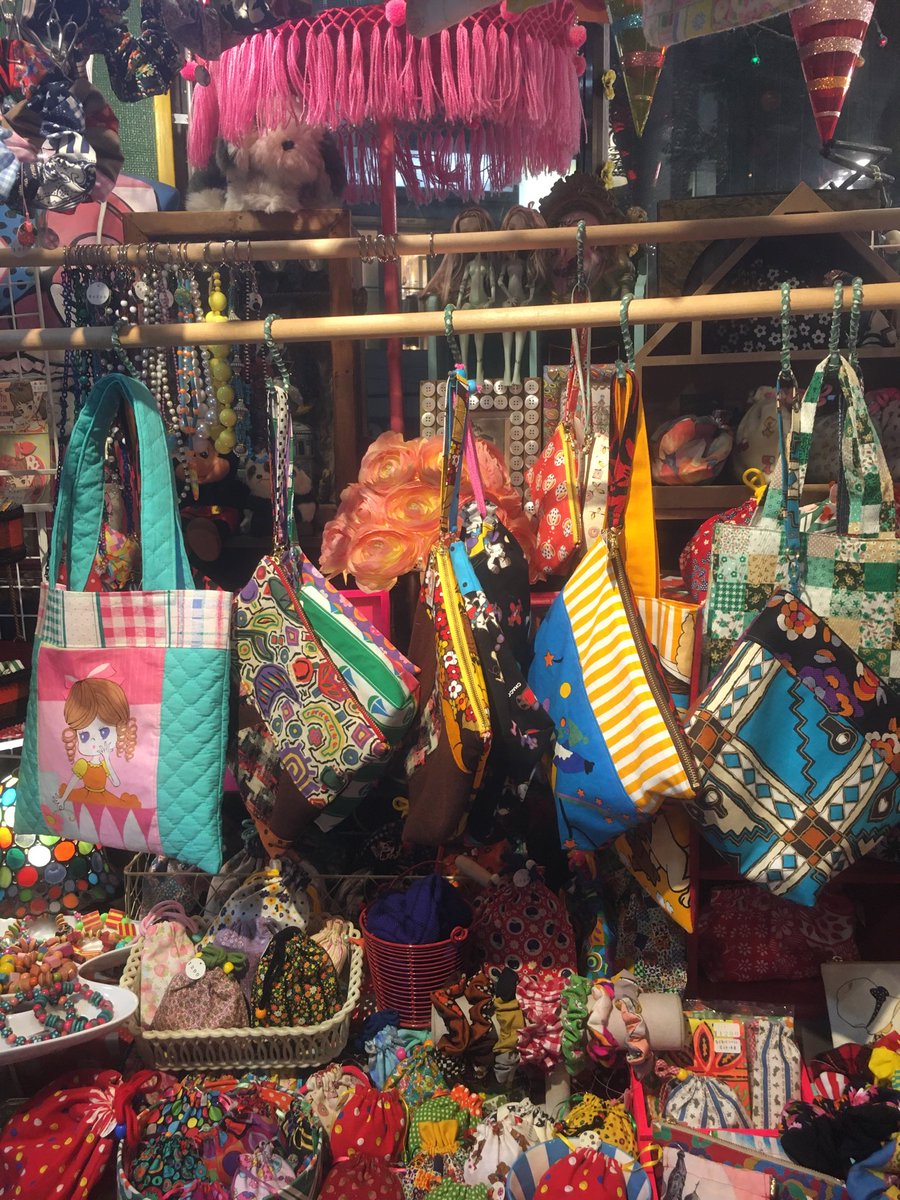 botan_to_ribon's tweet image. すべて良い感じのビンテージの生地を使っています♪

自分好みの布をずっと集めてきたので
組み合わせしたらさらに自分好みのハーモニーが生まれておもしろい商品がたくさんになりました♬