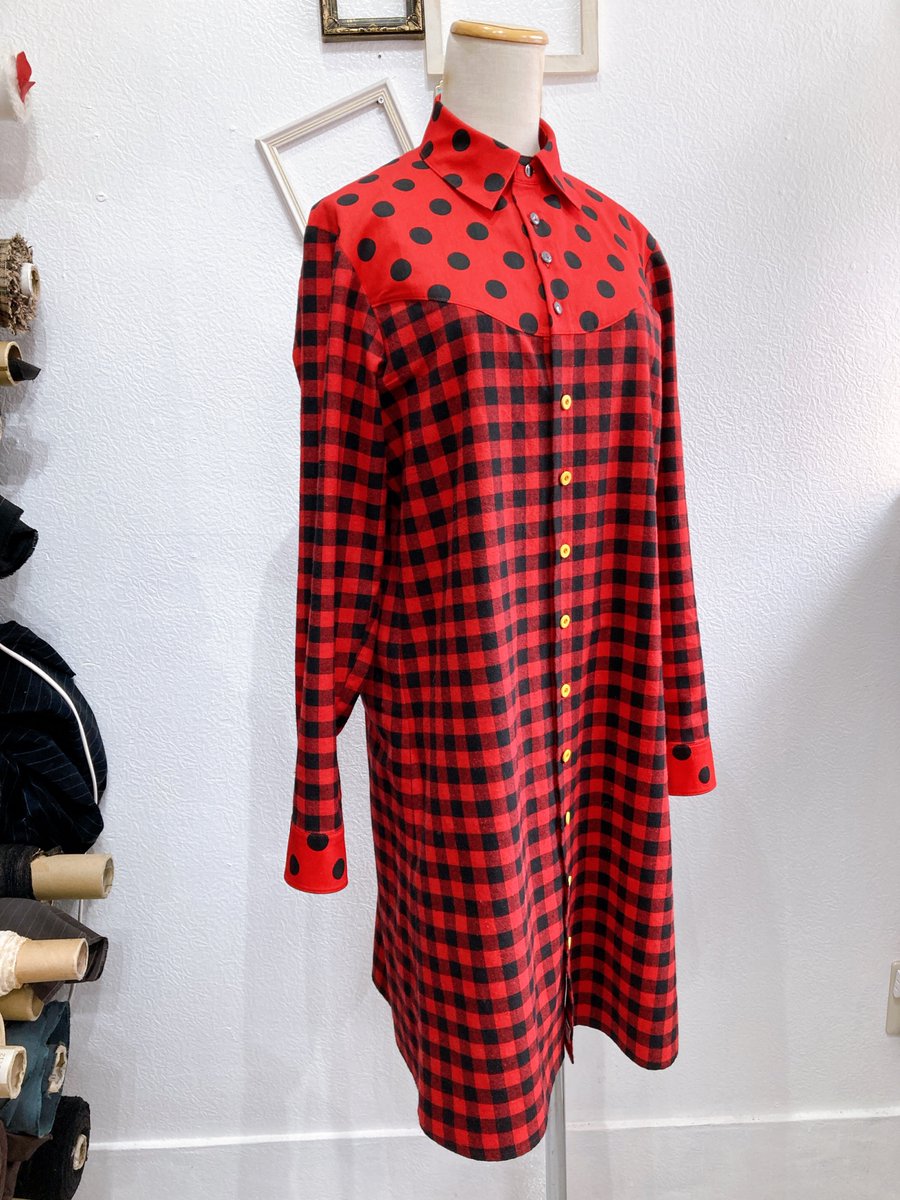 ropapura's tweet photo. カップルでシェアできるアイテムどうかな？ってコンセプトで作ってみた

女性が着たらワンピースで、男性が着たらアウターっぽく着られるって感じ https://t.co/QyX7e0j4HK